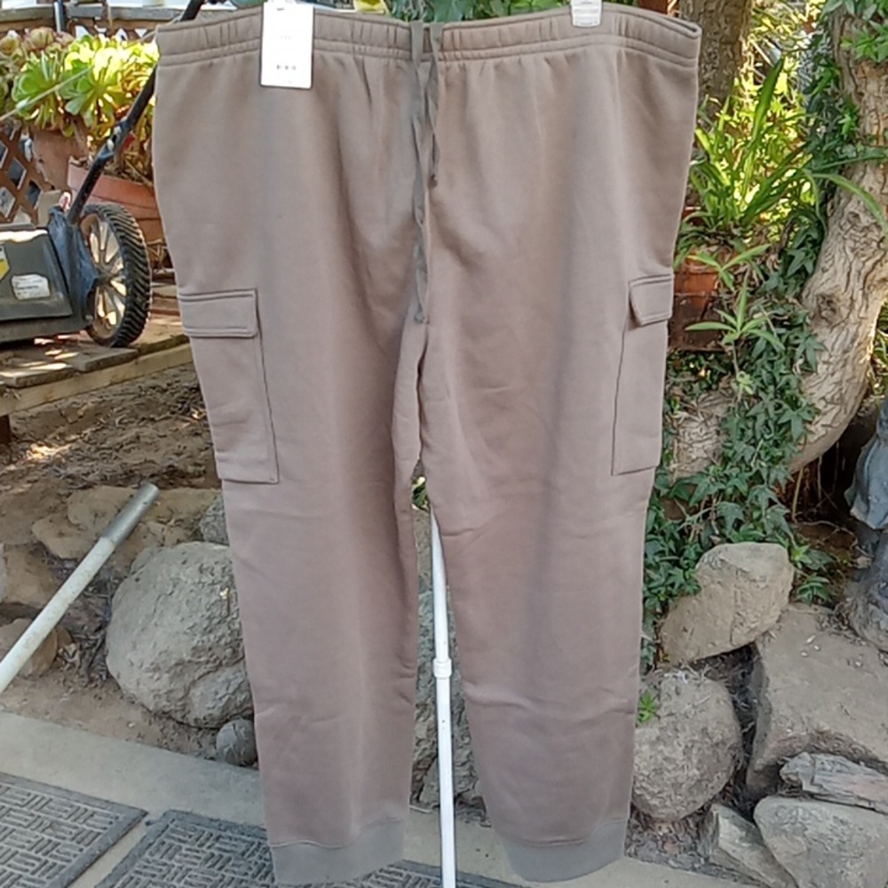 Men's sweats new with tags. Free assembly.xxxL